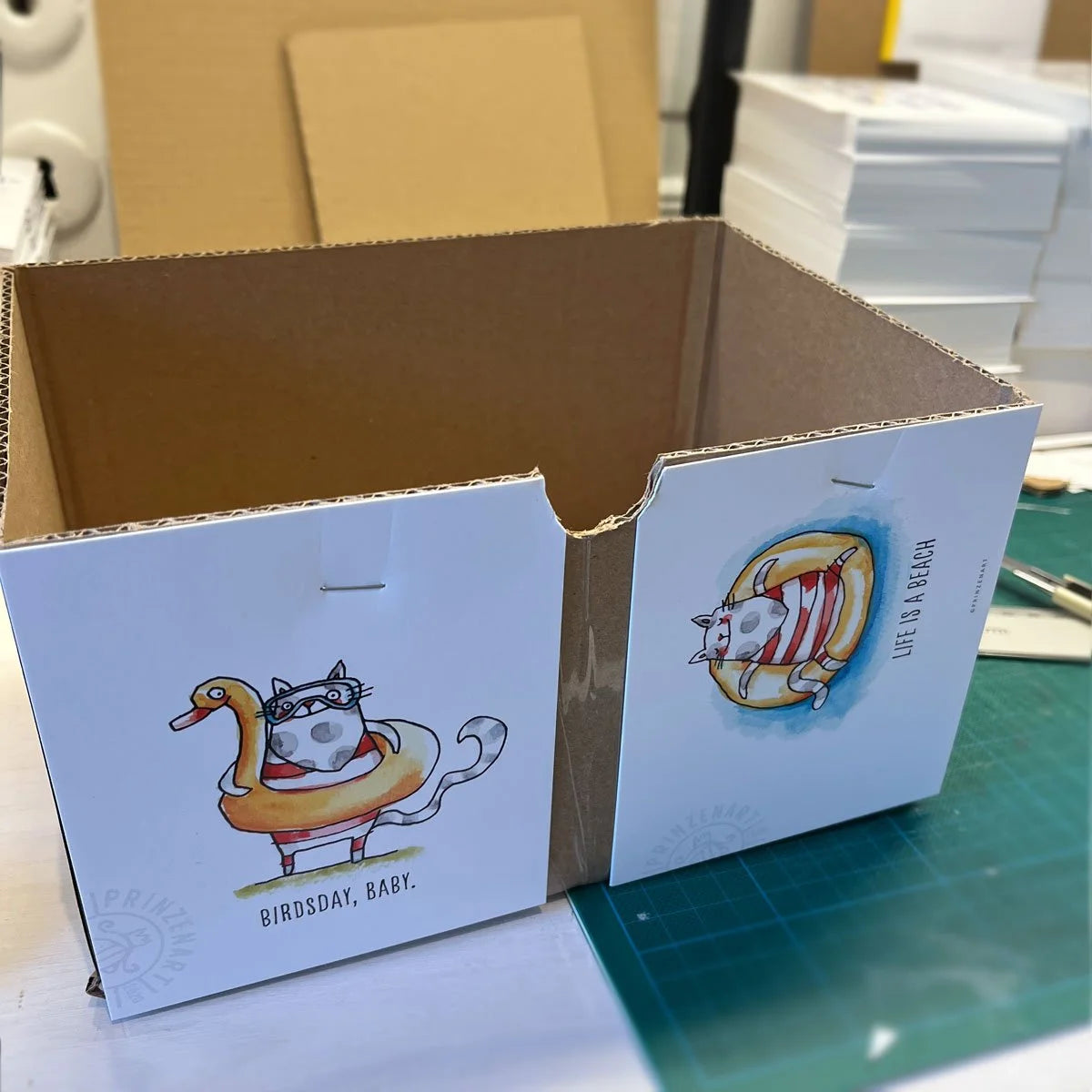 Ein glücklicher Karton aus der Druckerei findet bei uns ein zweites Leben als Postkartenschublade.