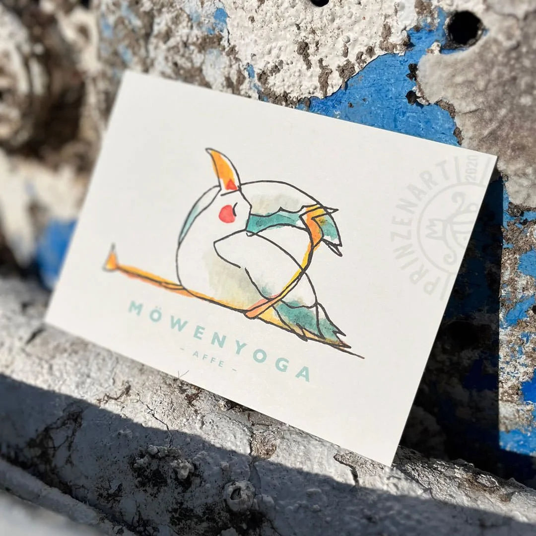 Postkarte Möwenyoga “Affe” strecktsich der Sonne entgegen.