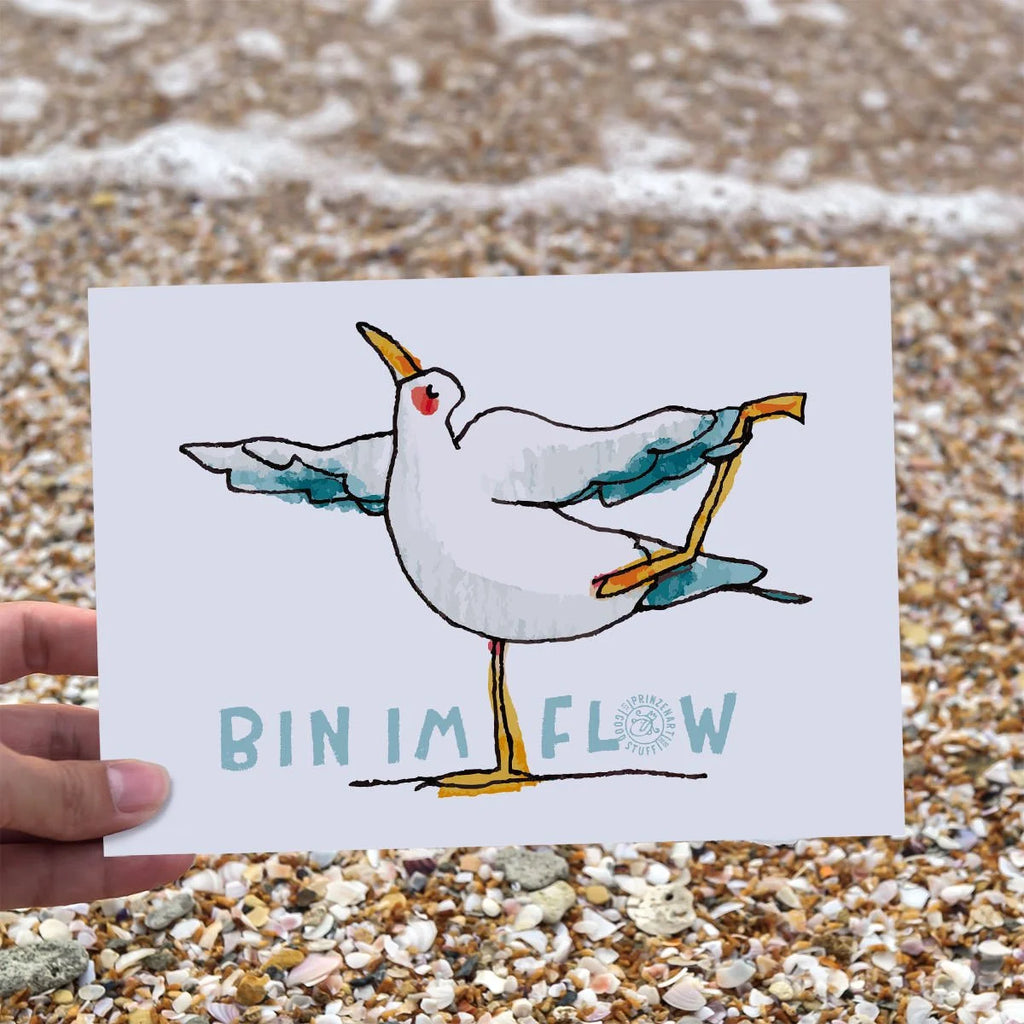 Postkarte Yogamöwe Tänzerin-Pose auf einem Bein am Strand | Prinzenart