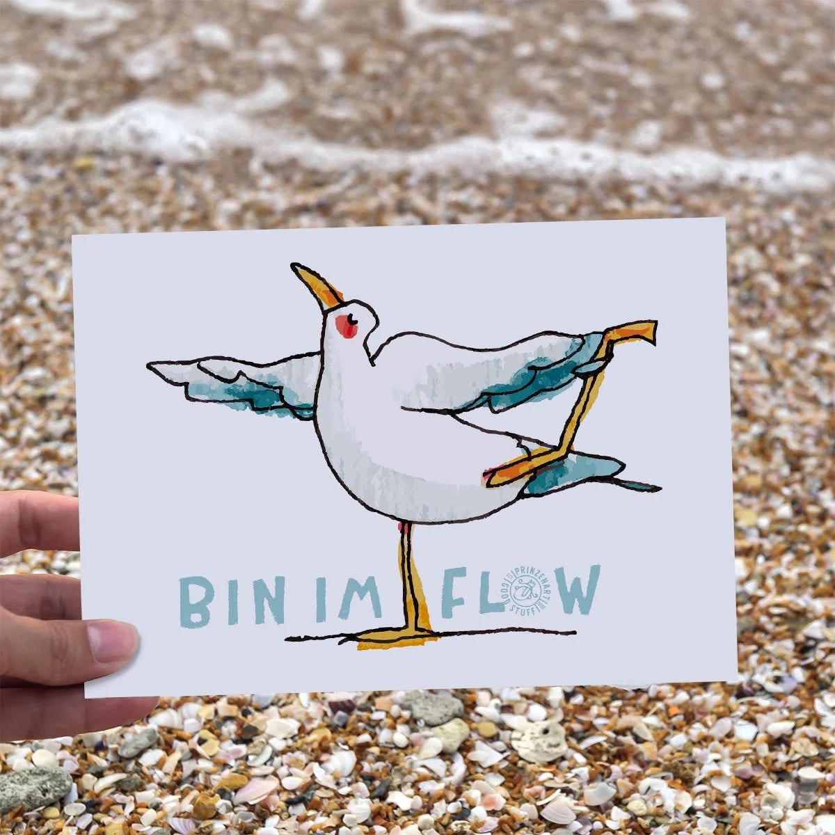 Postkarte Yogamöwe Tänzerin-Pose auf einem Bein am Strand | Prinzenart
