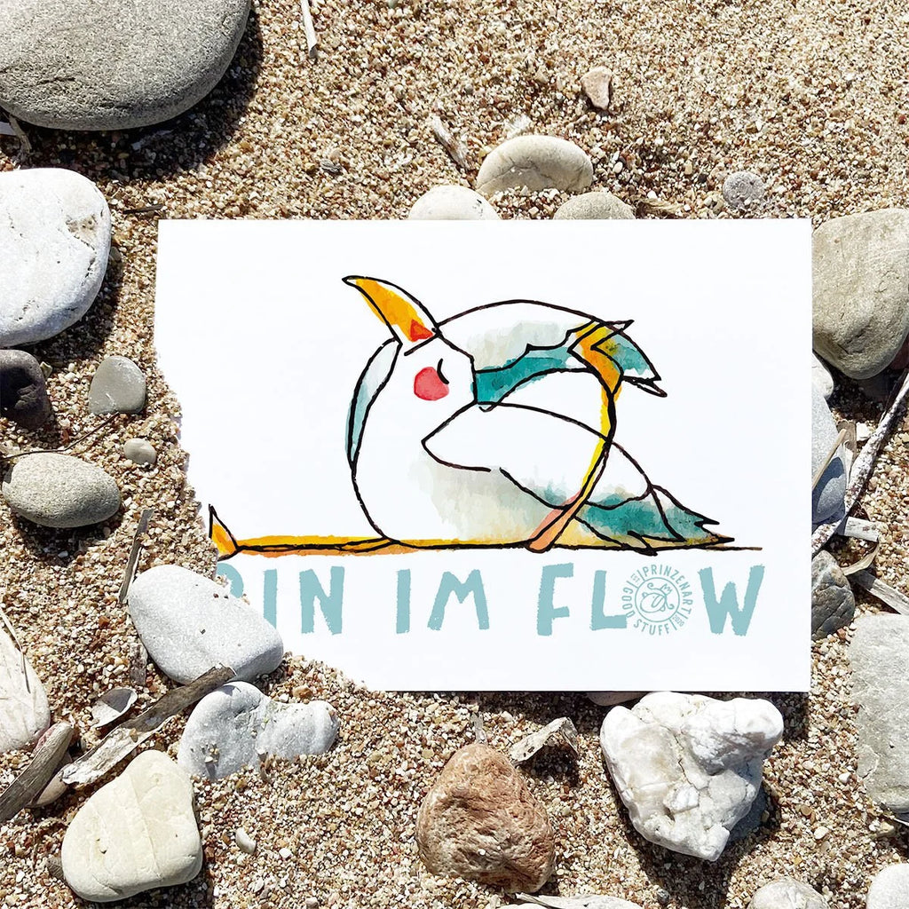 Postkarte Yogamöwe Affe-Pose zusammengerollt am Strand | Prinzenart