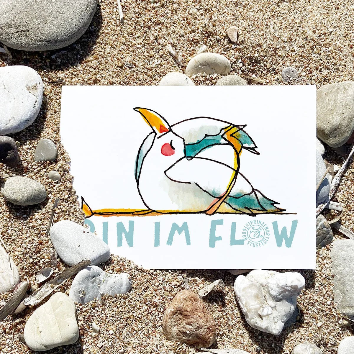 Postkarte Yogamöwe Affe-Pose zusammengerollt am Strand | Prinzenart