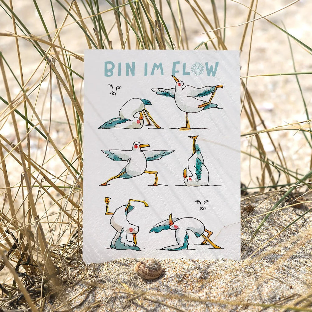 Postkarte Yogamöwen Team Flow, sechs Möwen in Yoga-Posen am Strand | Prinzenart