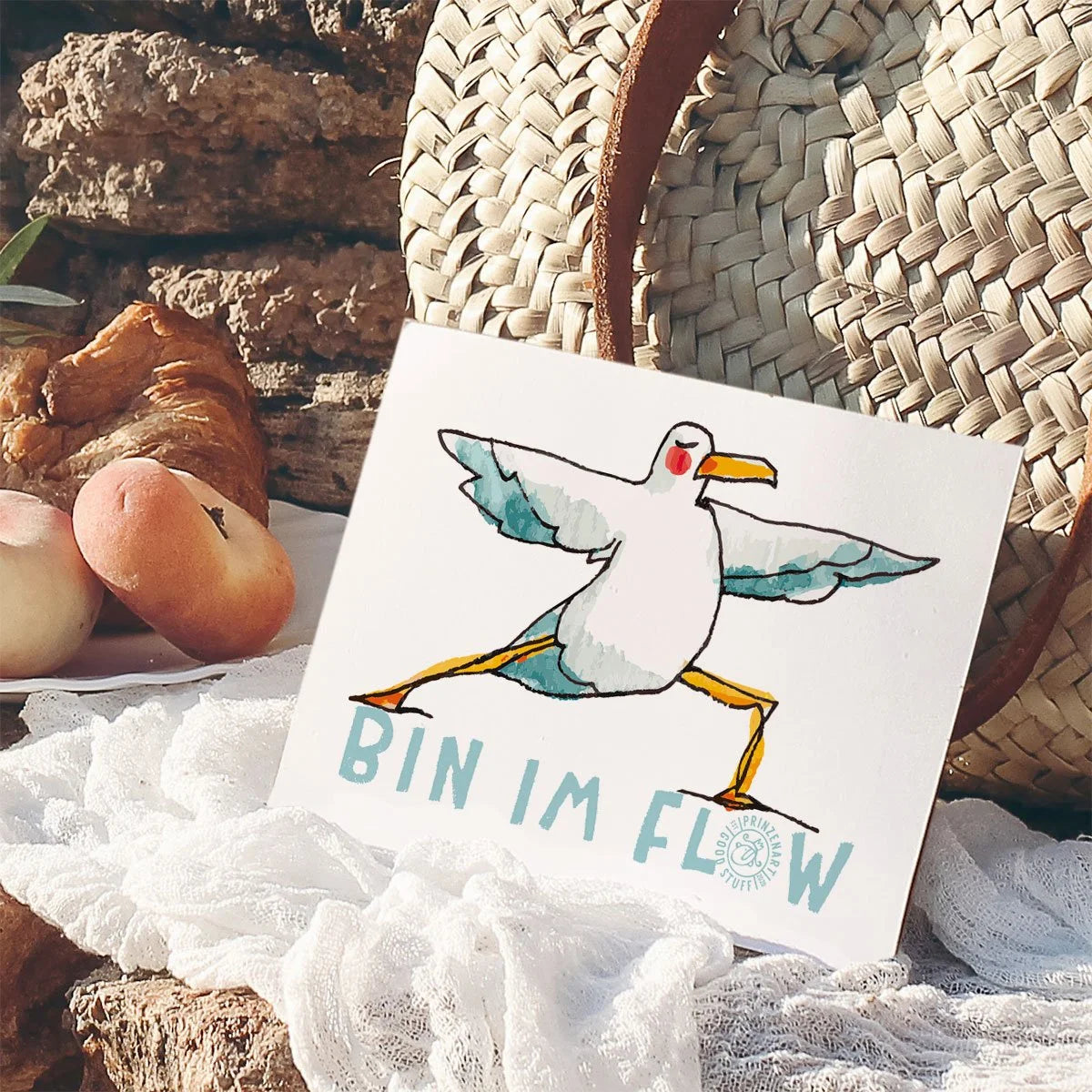 Postkarte Yogamöwe Heldin-Pose mit ausgebreiteten Flügeln am Strand | Prinzenart