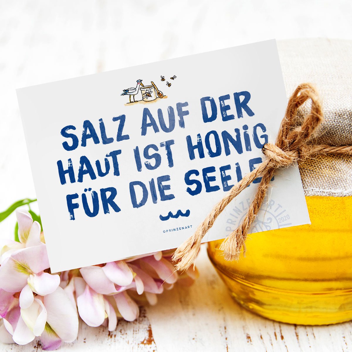 Meersinn-Postkarte Text Honig, maritimer Spruch auf Holztisch | Prinzenart