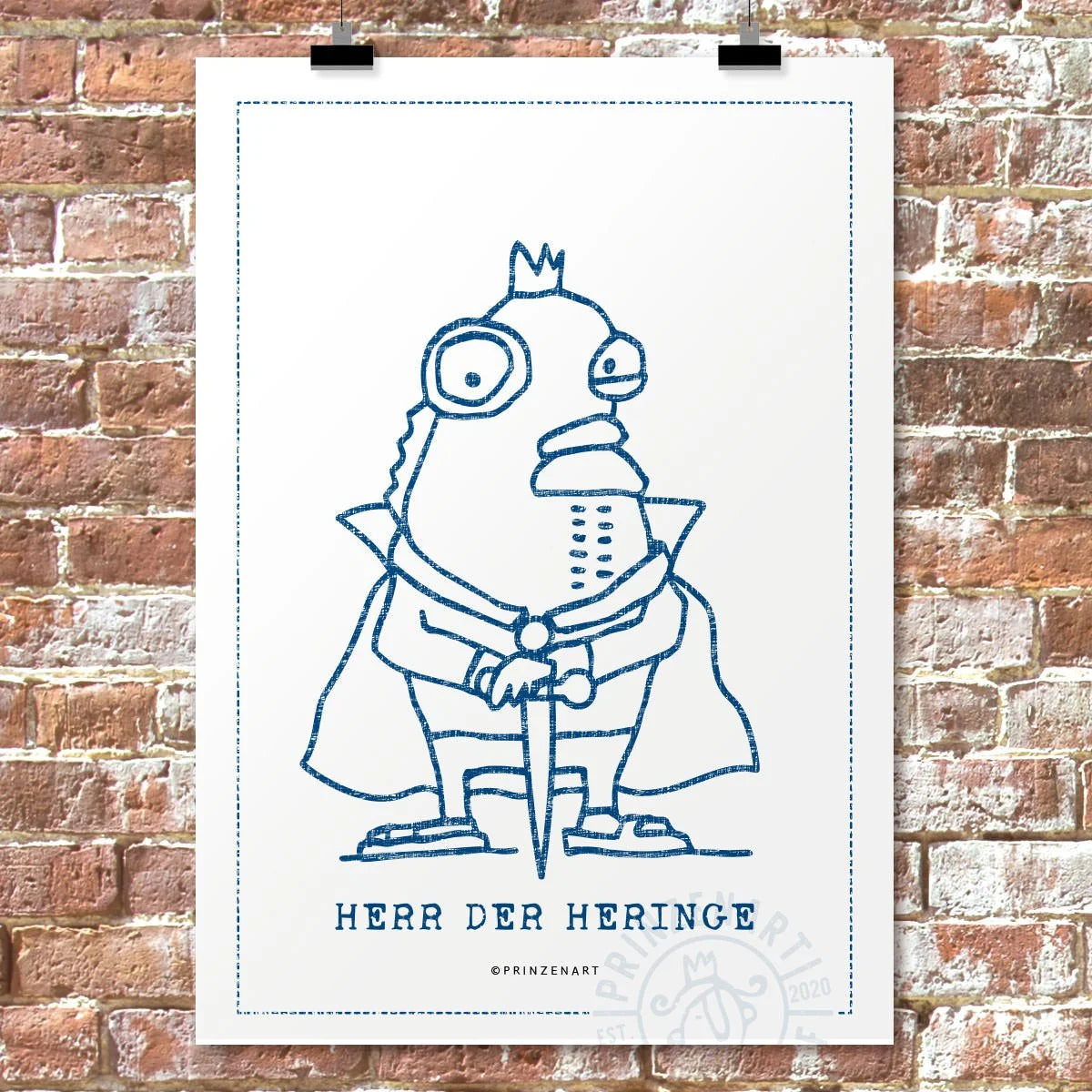 Poster Hering als Ritter mit Schwert und Umhang, Herr der Heringe, Backsteinwand | Prinzenart