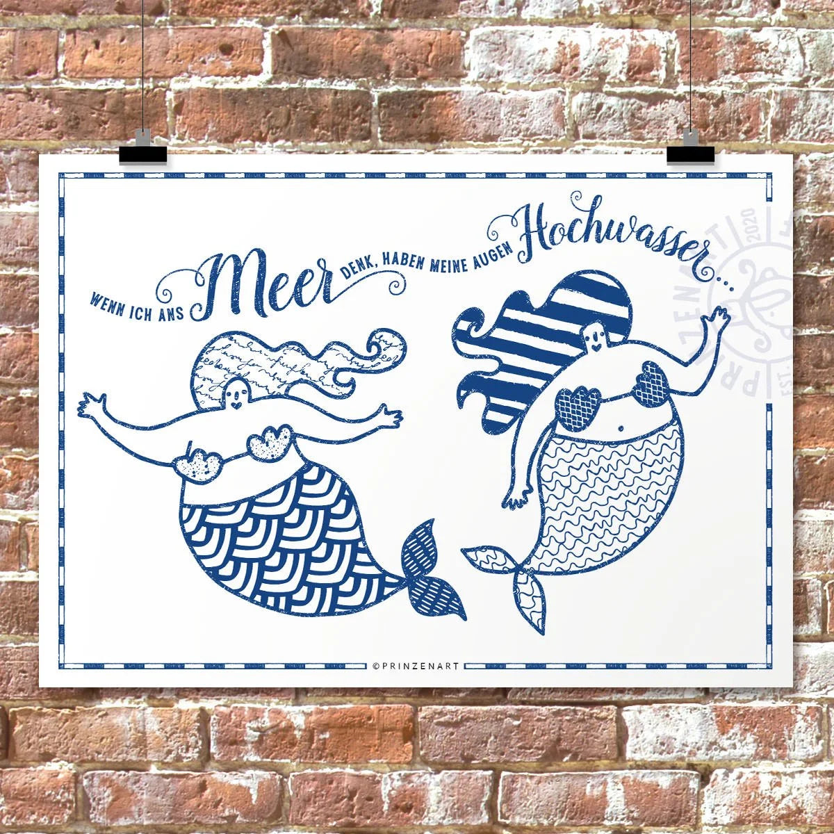 Poster zwei tanzende Meerwesen, Spruch Hochwasser, an Backsteinwand mit Clips | Prinzenart