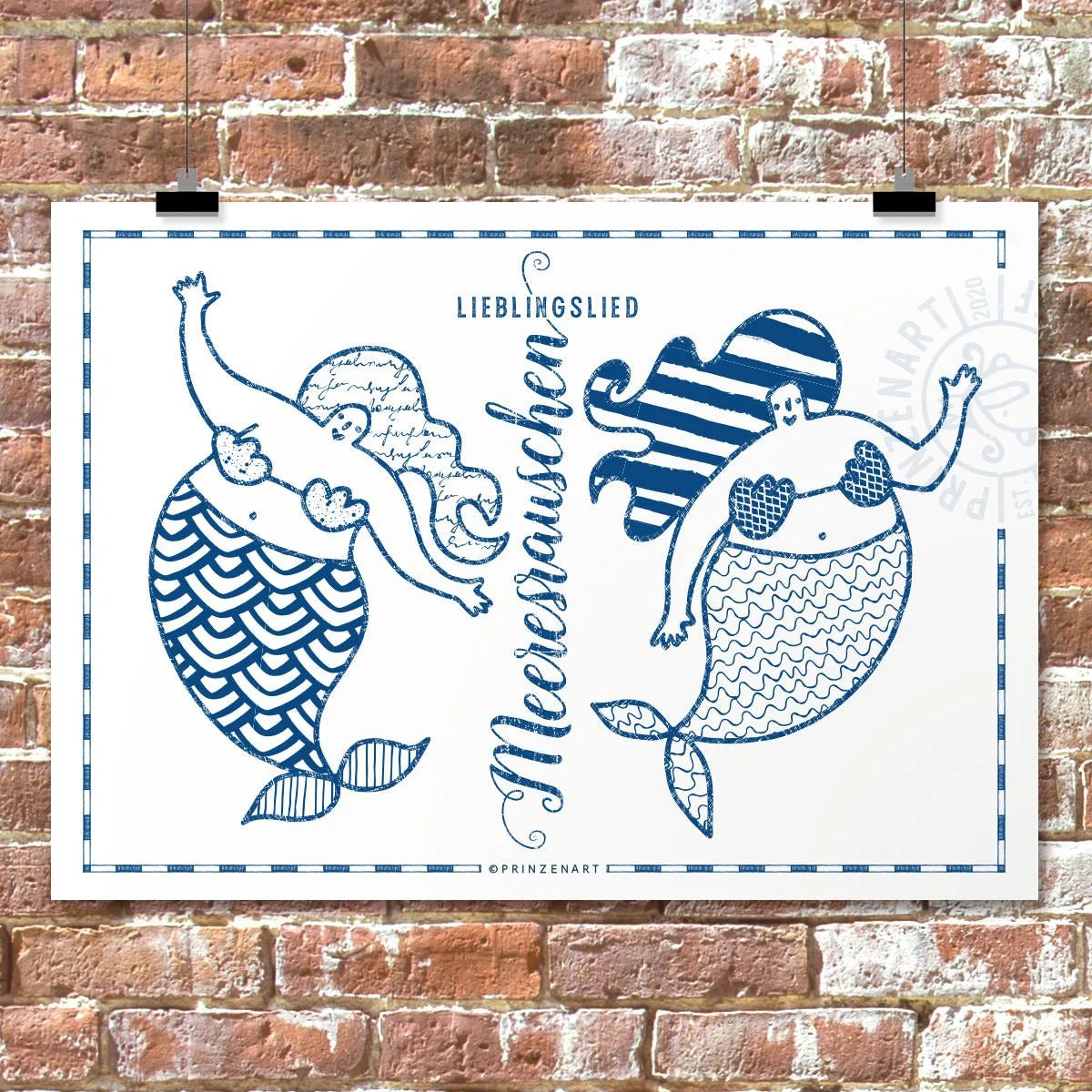 Poster Nixe und Seemann, Schriftzug Meeresrauschen Lieblingslied, an Backsteinwand | Prinzenart