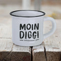 Weisse Vintage-Espressotasse mit Spruch Moin Diggi auf Holzsteg, maritime Keramiktasse | Prinzenart