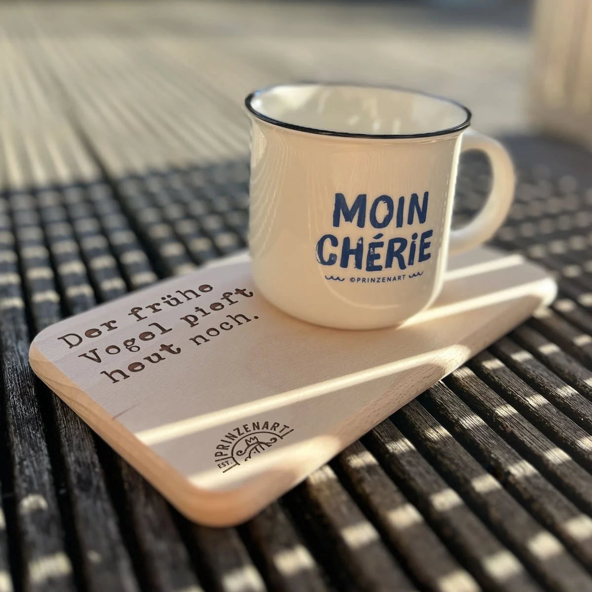 Frühstücksbrettchen Holz mit Spruch Der frühe Vogel pieft heut noch und Moin Chérie Tasse | Prinzenart