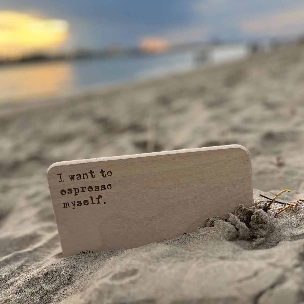 Frühstücksbrettchen I want to espresso myself am Strand bei Sonnenuntergang | Prinzenart