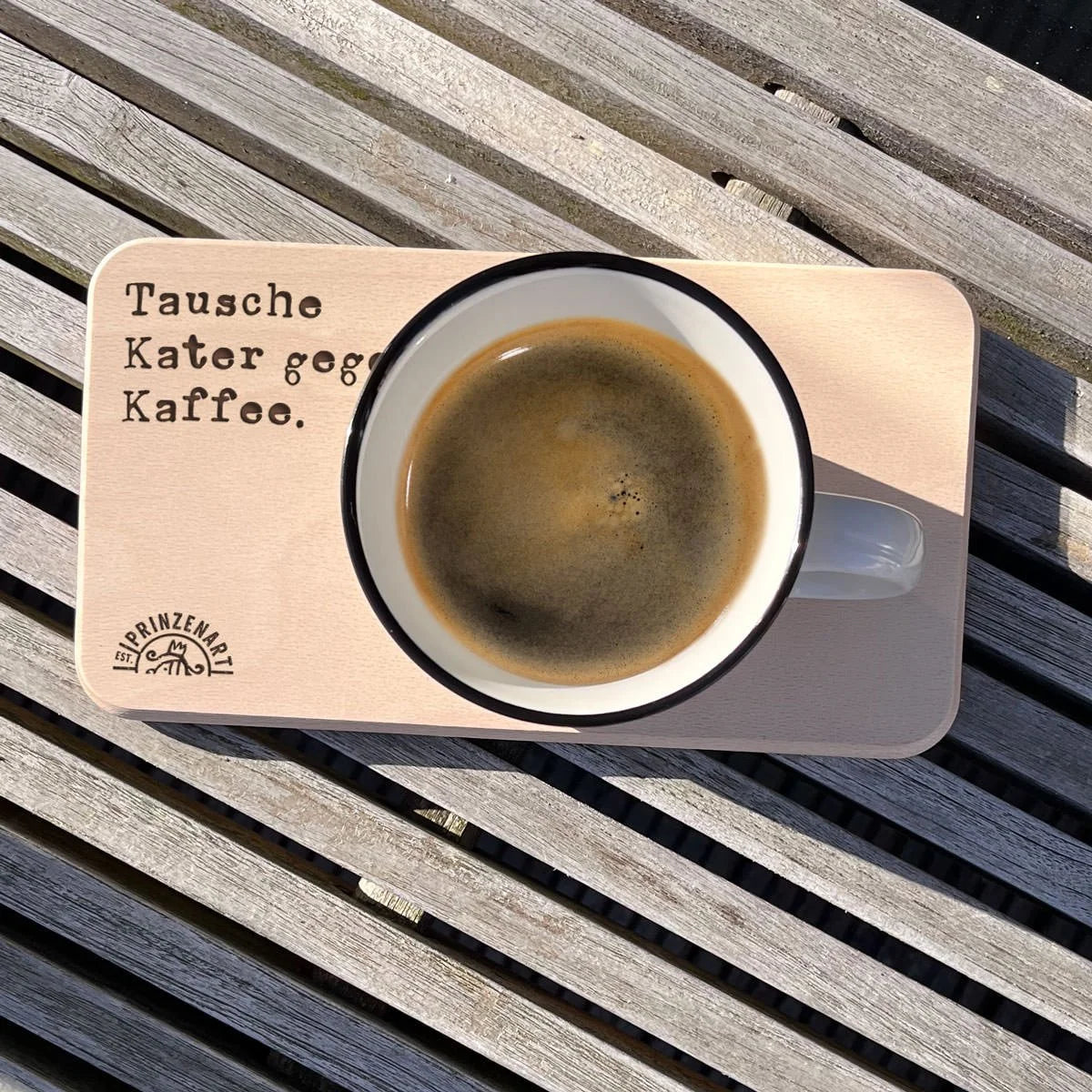 Frühstücksbrettchen Tausche Kater gegen Kaffee mit Kaffeetasse auf Terrasse | Prinzenart
