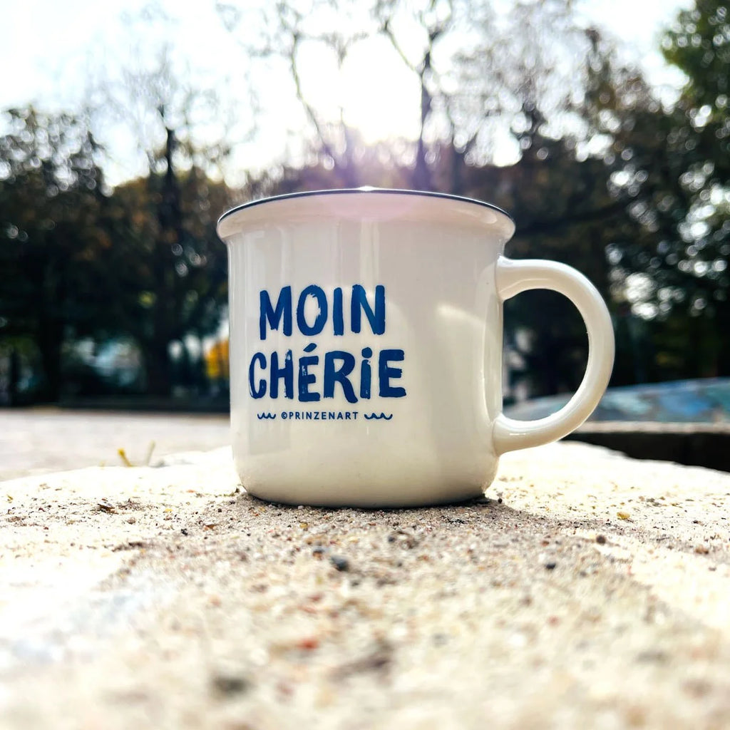 Weiße Vintage-Kaffeetasse Moin Chérie im Gegenlicht im Park | Prinzenart