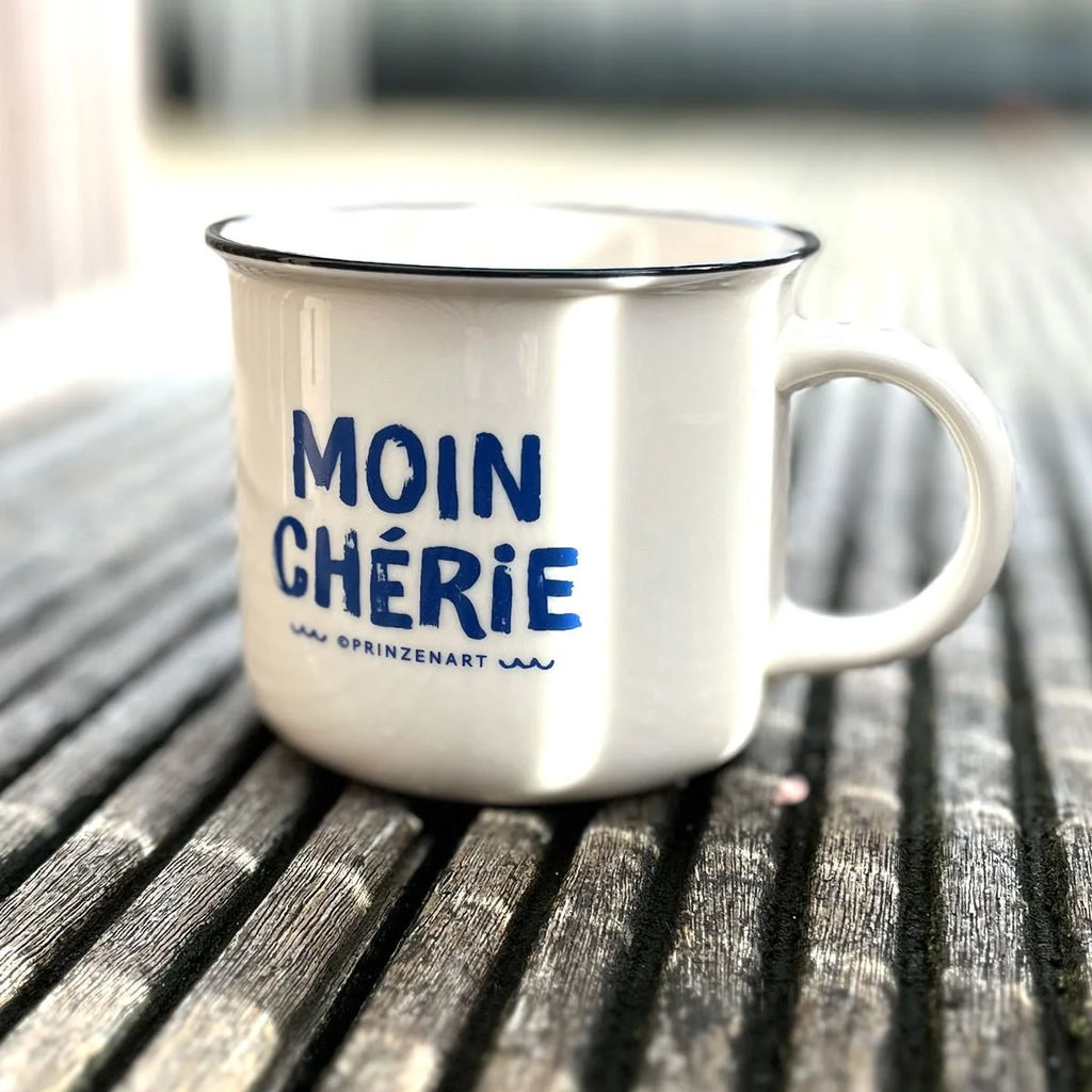 Weiße Vintage-Kaffeetasse Moin Chérie mit blauer Schrift auf Holztisch | Prinzenart