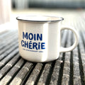 Weiße Vintage-Kaffeetasse Moin Chérie mit blauer Schrift auf Holztisch | Prinzenart