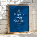Poster Käptin my Käptin, maritimer Spruch in Dunkelblau an Wand | Prinzenart