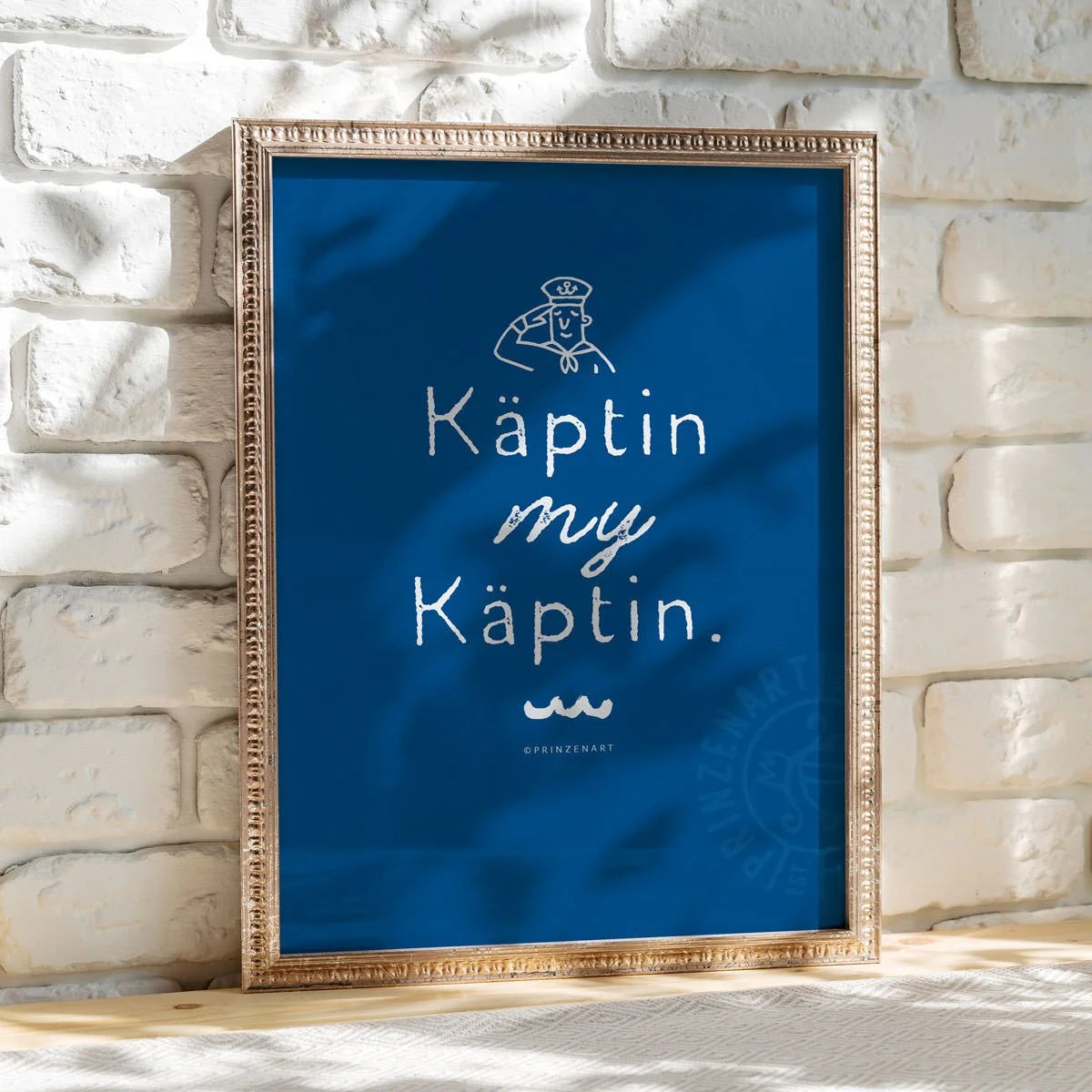 Poster Käptin my Käptin, maritimer Spruch in Dunkelblau an Wand | Prinzenart