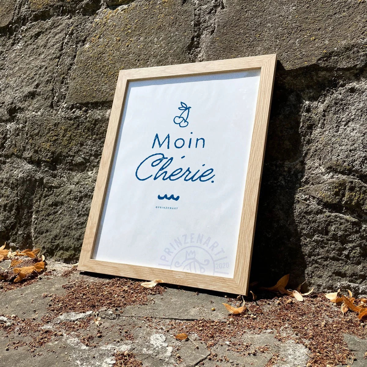 Poster Moin Chérie, maritimer Spruch in Dunkelblau an Wand | Prinzenart