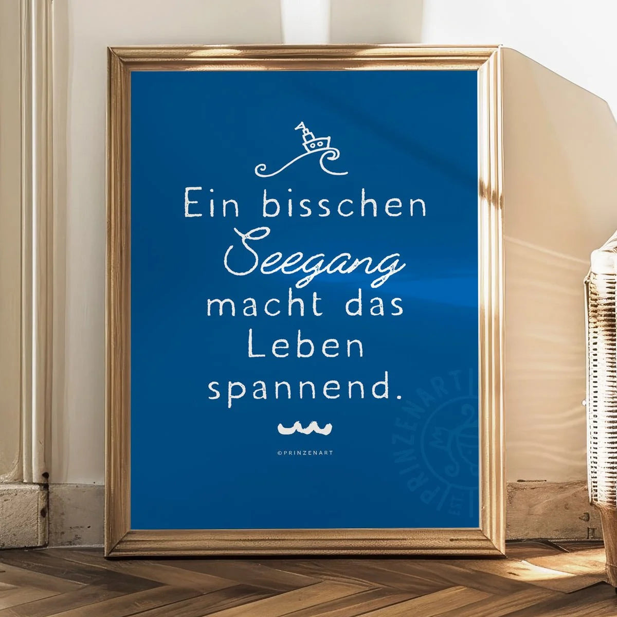 Poster Seegang, maritimer Spruch in Dunkelblau an Holzwand | Prinzenart