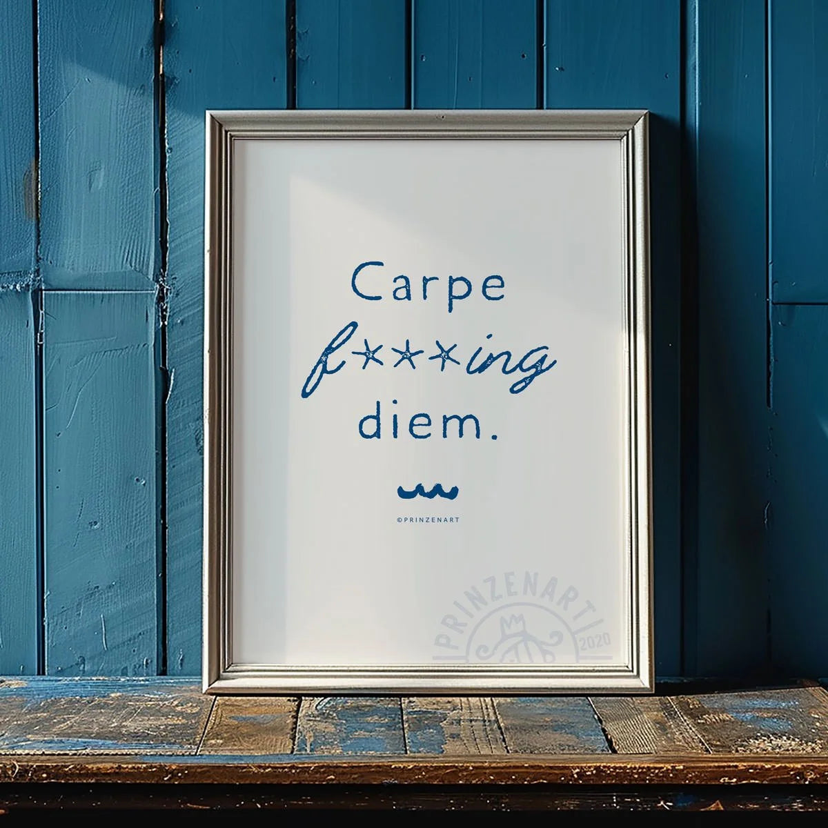 Poster Carpe f***ing diem im Silberrahmen an blauer Holzwand, maritimer Spruch | Prinzenart