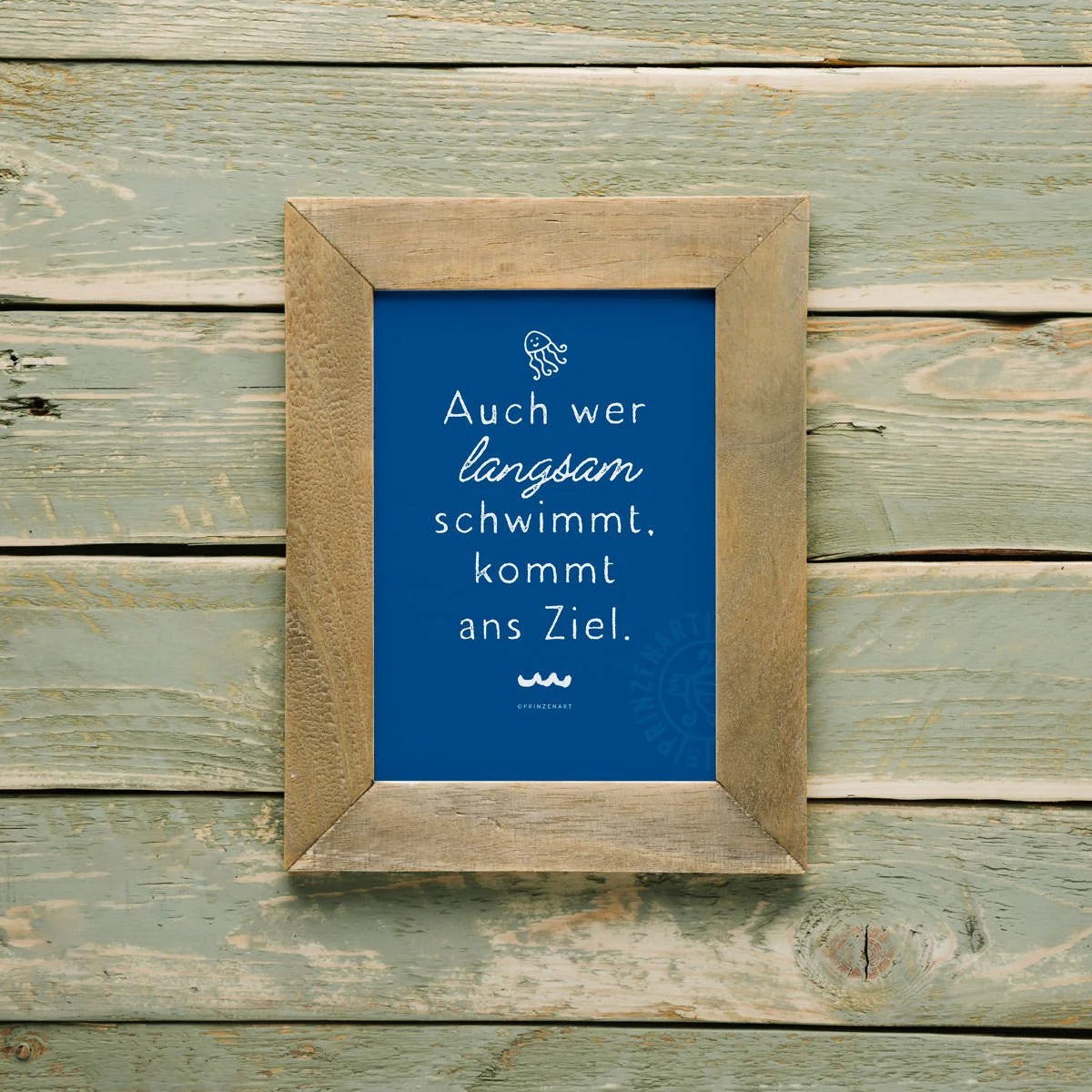 Poster Langsam, maritimer Spruch in Dunkelblau an Wand | Prinzenart