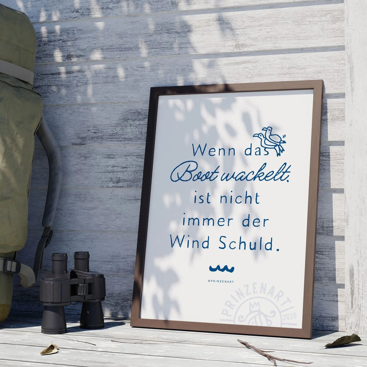 Poster Boot wackelt, maritimer Spruch in Weiß auf Blau an Wand | Prinzenart