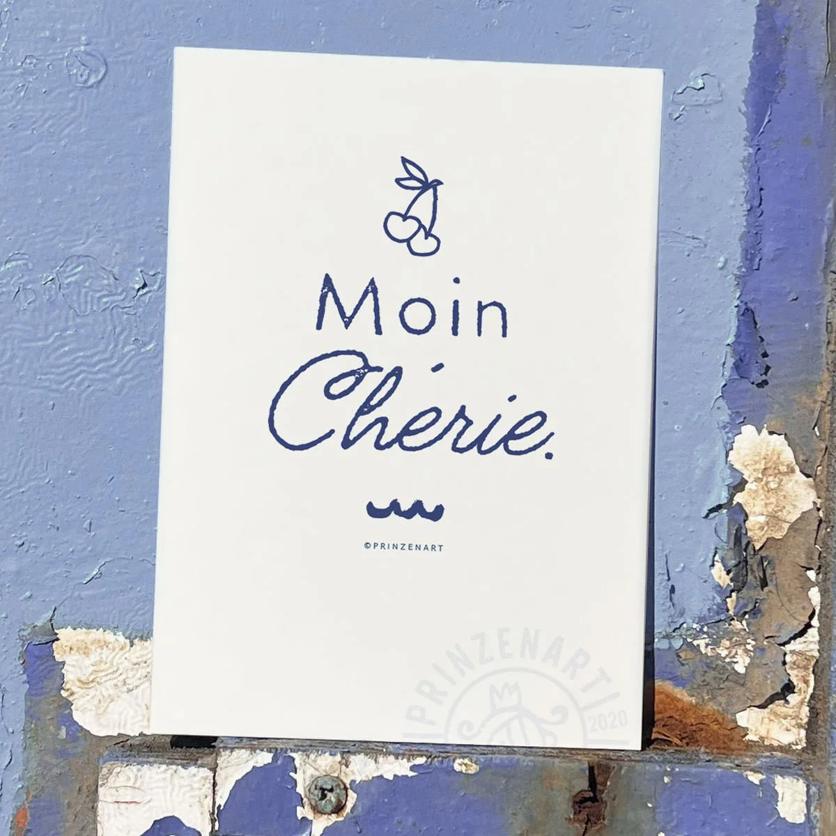 Postkarte Moin Chérie, maritimer Spruch in Weiß auf Dunkelblau | Prinzenart