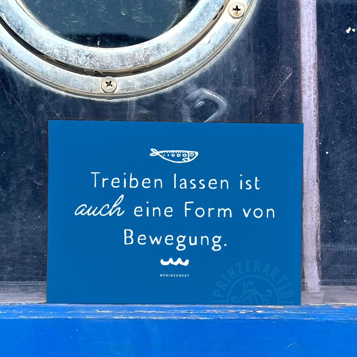 Postkarte Treiben lassen, maritimer Spruch mit Wellen am Strand | Prinzenart