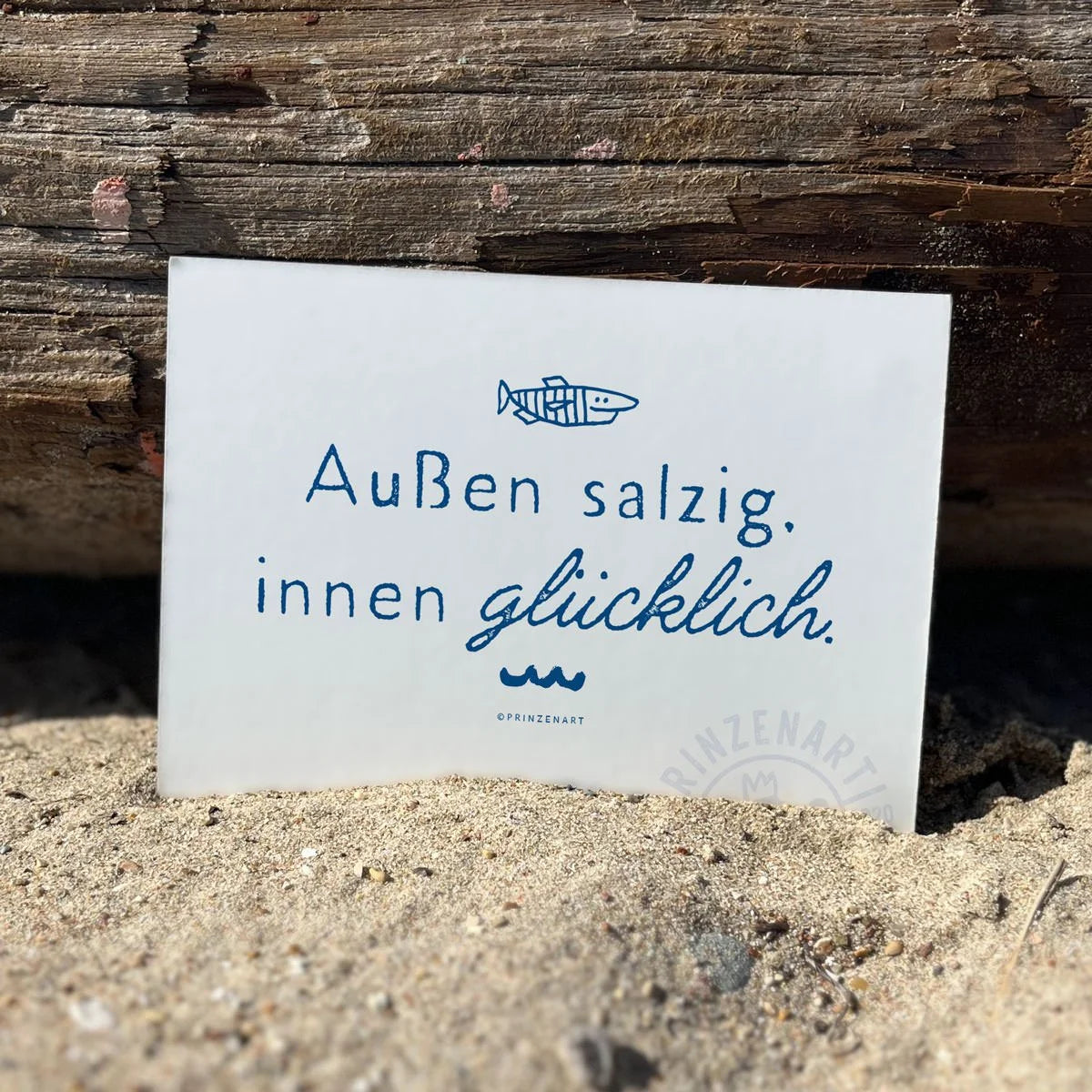 Postkarte Außen salzig innen glücklich, maritimer Spruch mit Fisch am Strand | Prinzenart