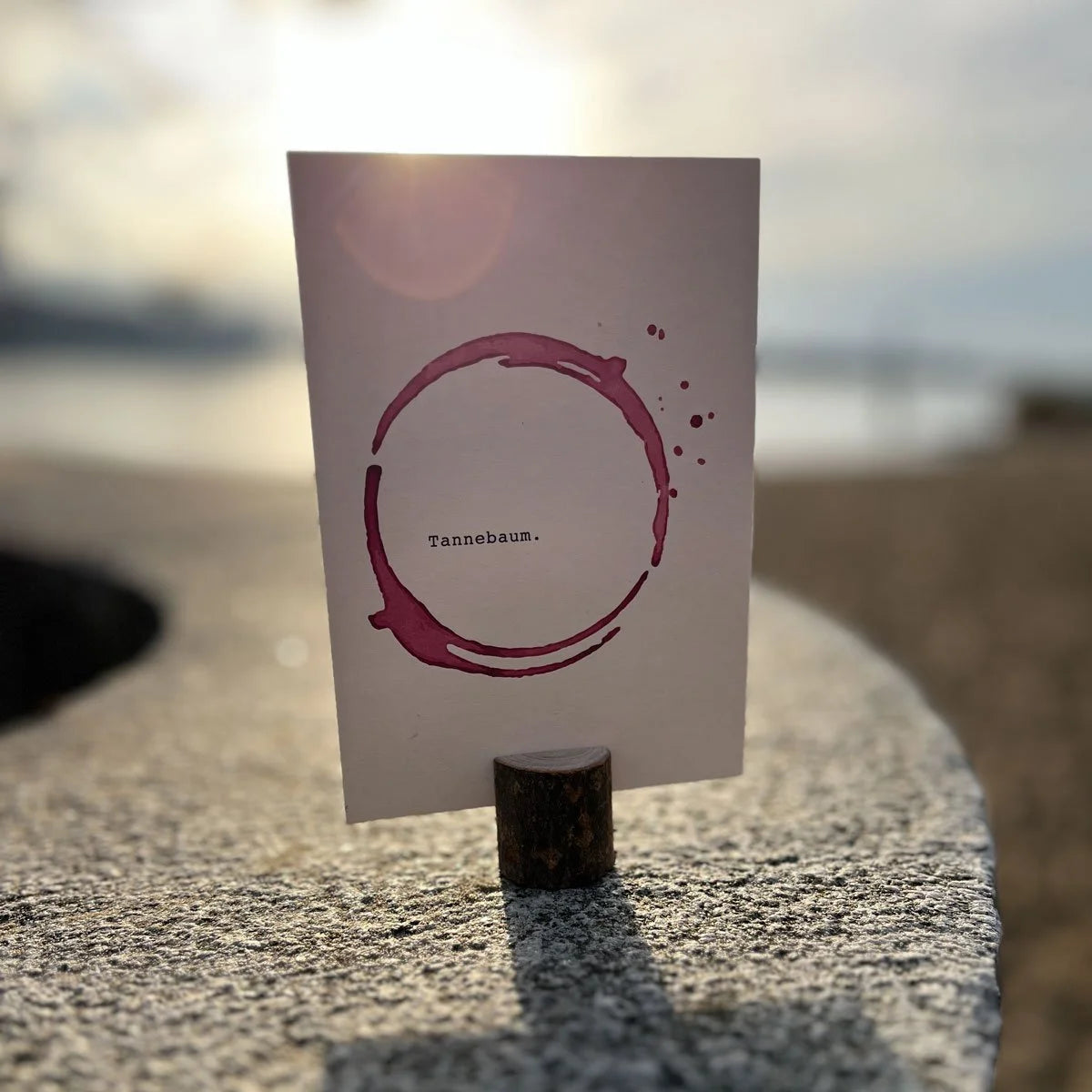 Postkarte mit Rotweinfleck-Ring und Wort Tannebaum bei Sonnenuntergang an der Elbe | Prinzenart