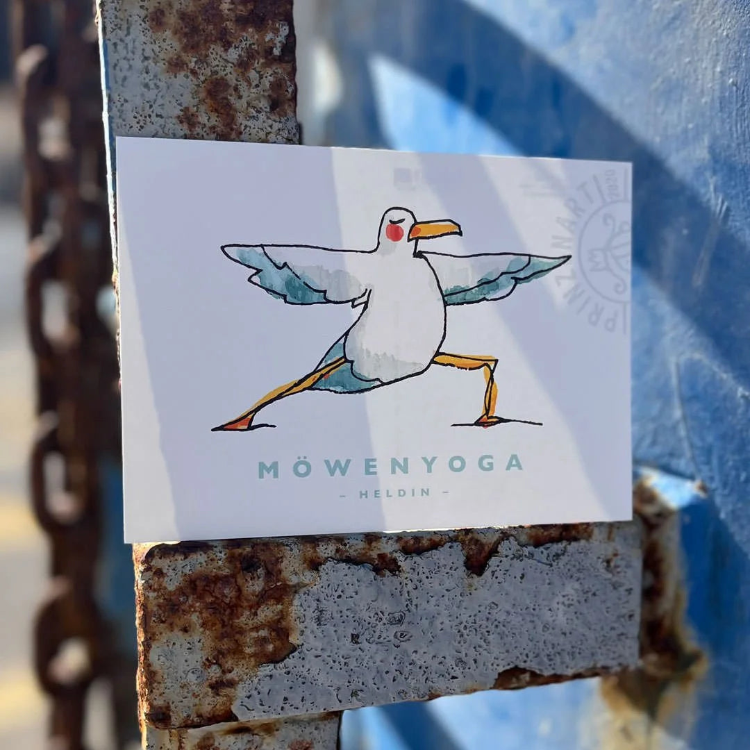 Yogamoewen-Postkarte Moewe in Heldin-Pose am Hafen, maritime Aquarell | Prinzenart