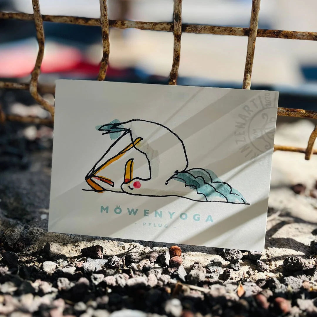 Yogamoewen-Postkarte Moewe in Pflug-Pose am Hafen, maritime Aquarell-Illustration | Prinzenart
