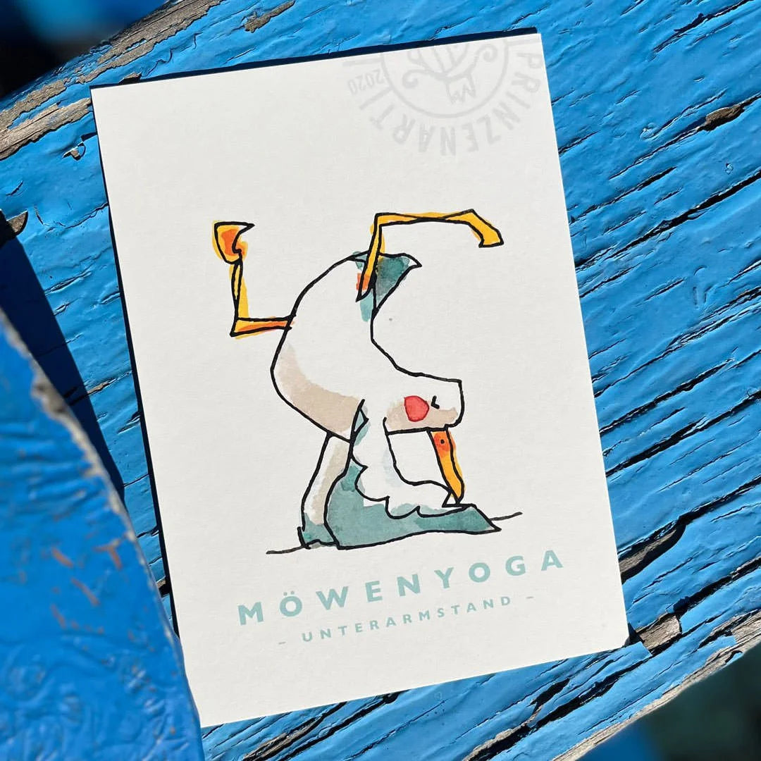 Yogamoewen-Postkarte Moewe im Unterarmstand am Hafen, Aquarell-Illustration | Prinzenart
