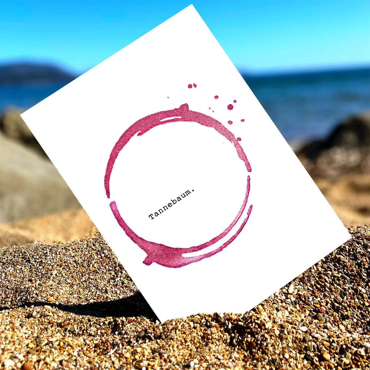 WeinAchten-Postkarte mit Rotweinring und Text O Tannebaum am Strand | Prinzenart
