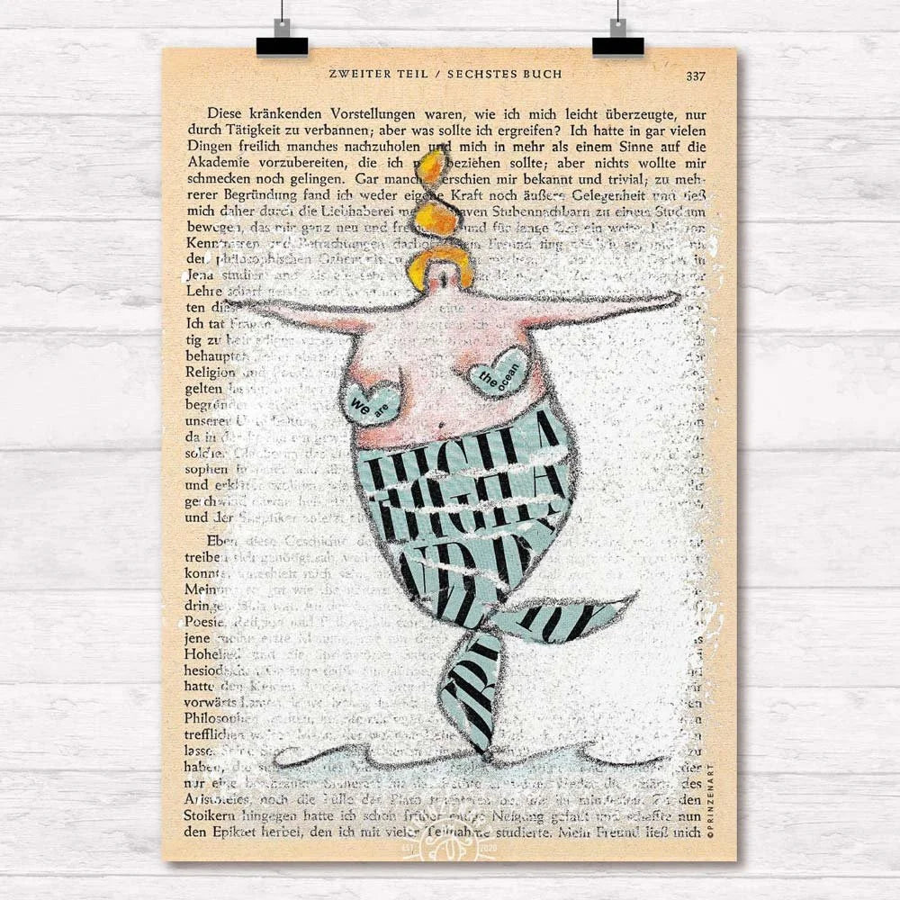 Kurvige Meerjungfrau-Figur mit Schriftzug High and Dry auf alter Buchseite | Prinzenart