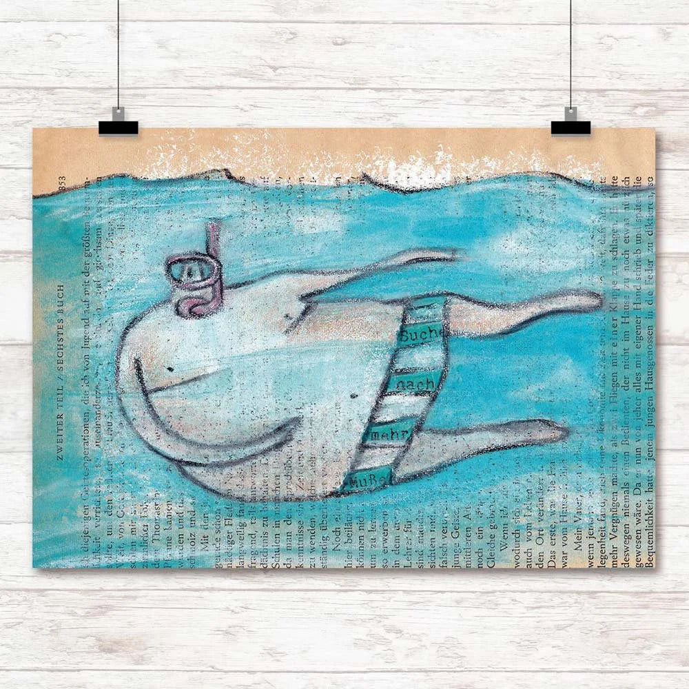 Schnorchelnde Strandfigur unter Wasser, Aquarell in Tuerkis auf alter Buchseite | Prinzenart