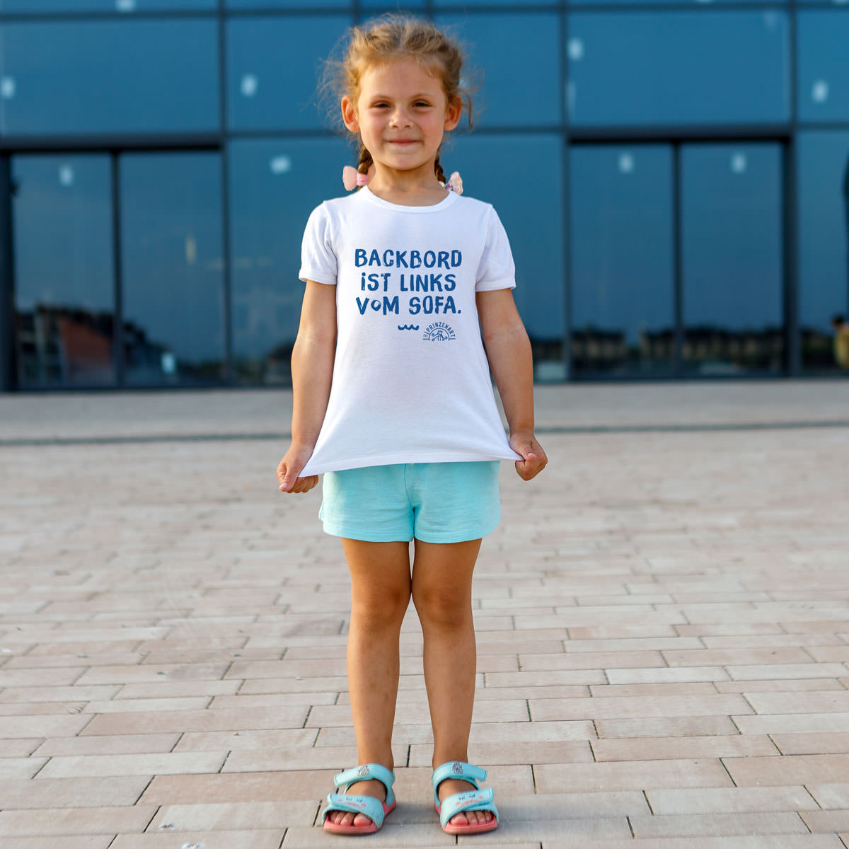 KINDER T-SHIRT – BACKBORD IST LINKS VOM SOFA