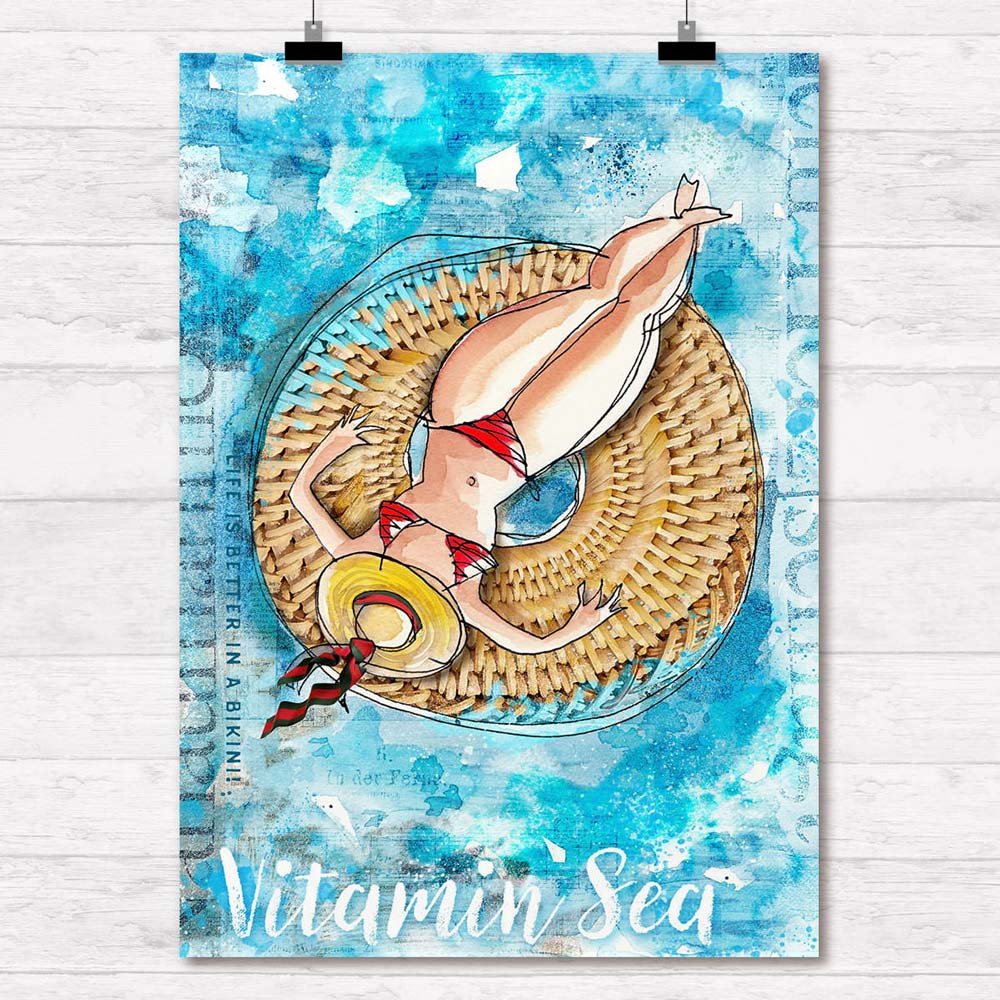 Frau im Bikini auf rundem Korb im tuerkisen Meer, Text Vitamin Sea, Aquarell | Prinzenart