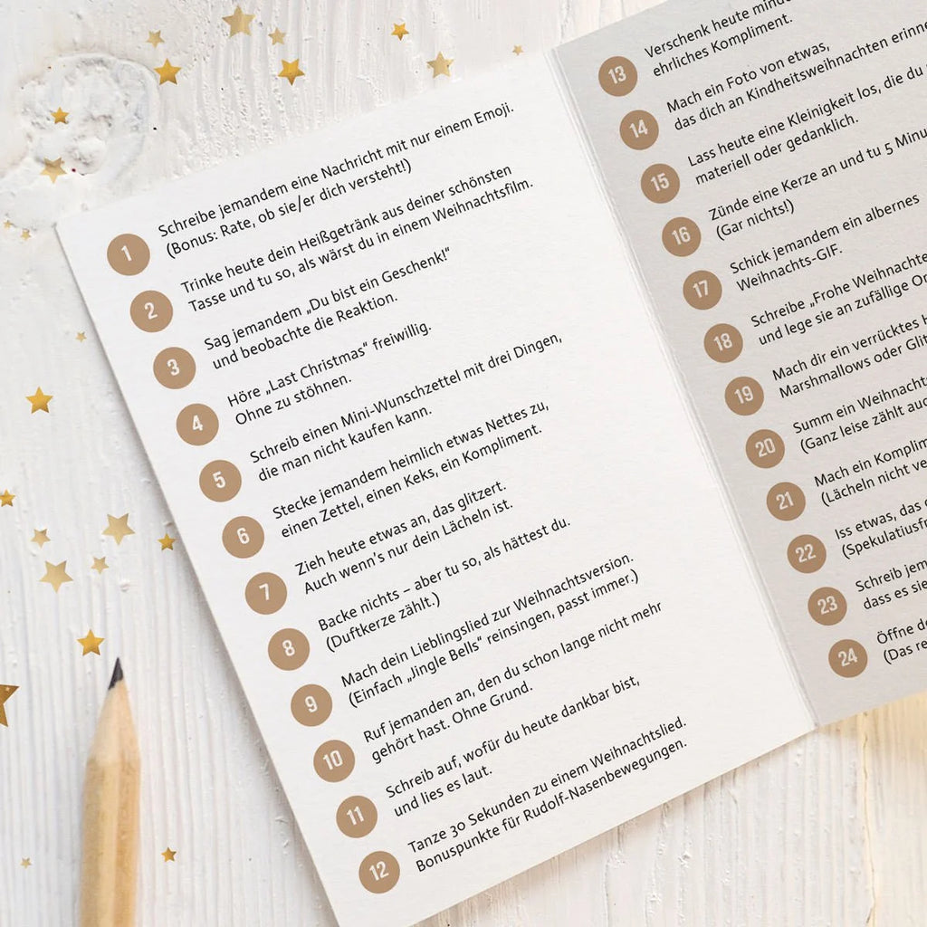 Aufgeklappter veganer Adventskalender mit 24 kreativen Aufgaben zum Mitmachen, goldene Sterne | Prinzenart