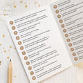 Aufgeklappter veganer Adventskalender mit 24 kreativen Aufgaben zum Mitmachen, goldene Sterne | Prinzenart