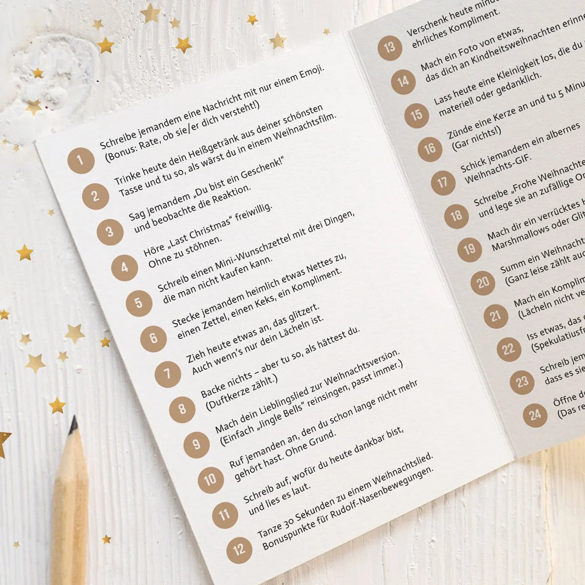 Aufgeklappter veganer Adventskalender mit 24 kreativen Aufgaben zum Mitmachen, goldene Sterne | Prinzenart